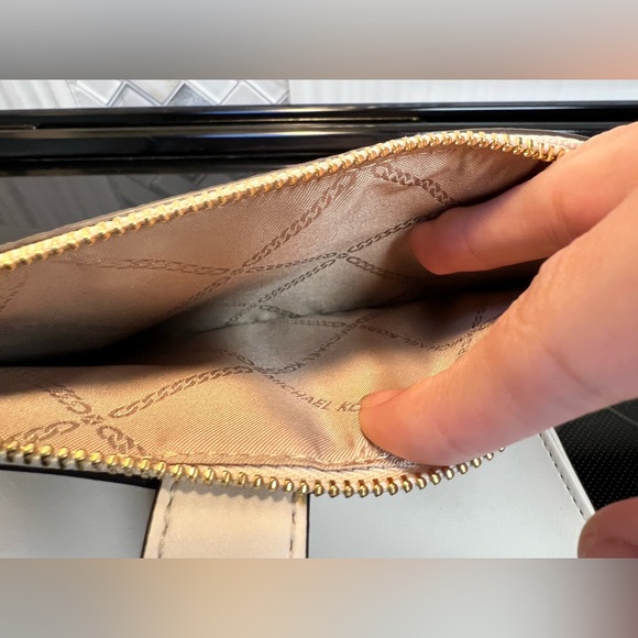 Michael Kors Adele Logo Smart Wallet and Hearts Butterfly Bag Charm - Picture 15 of 16